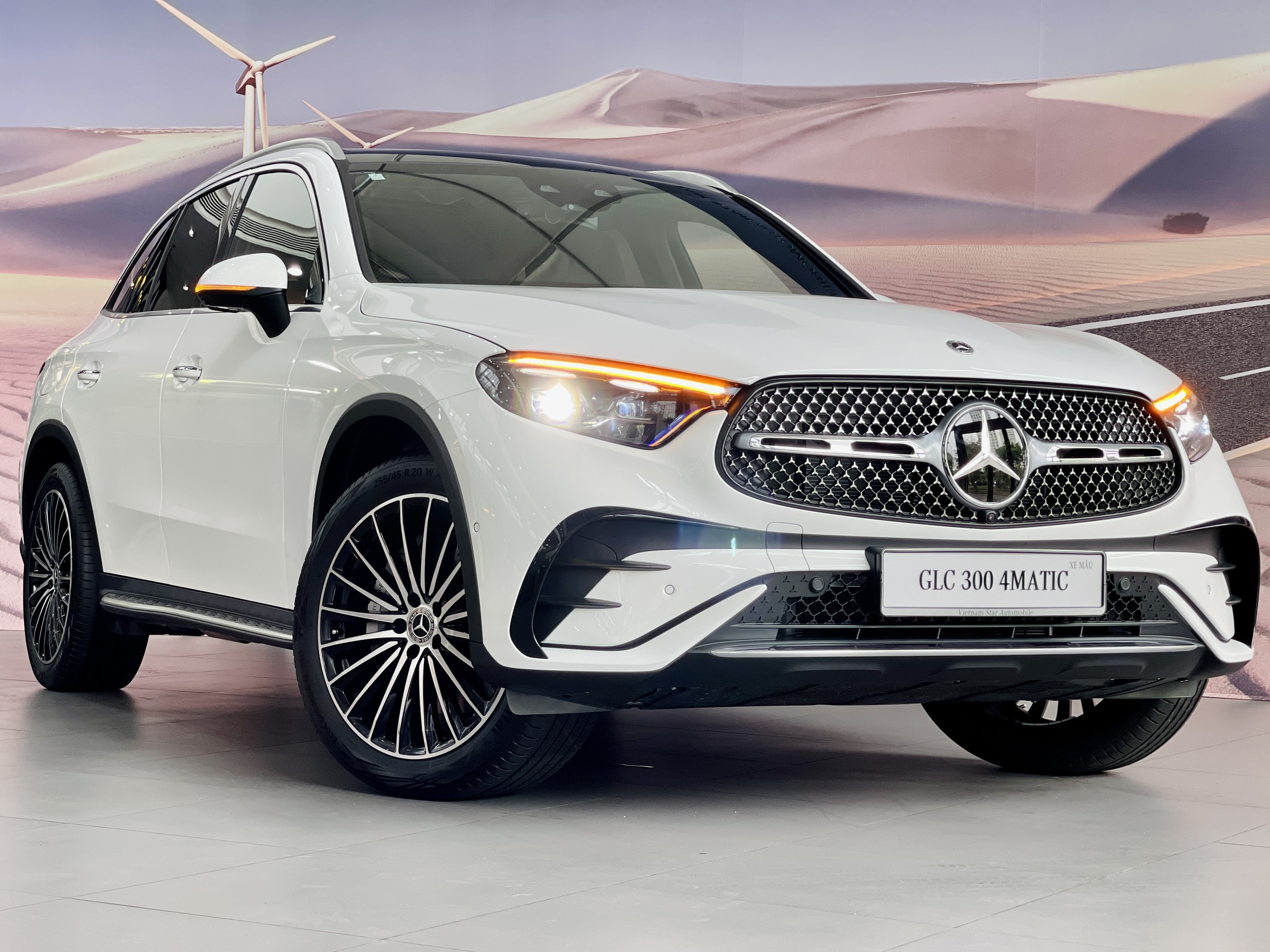 Mercedes GLC 300 Màu Trắng Giao Ngay