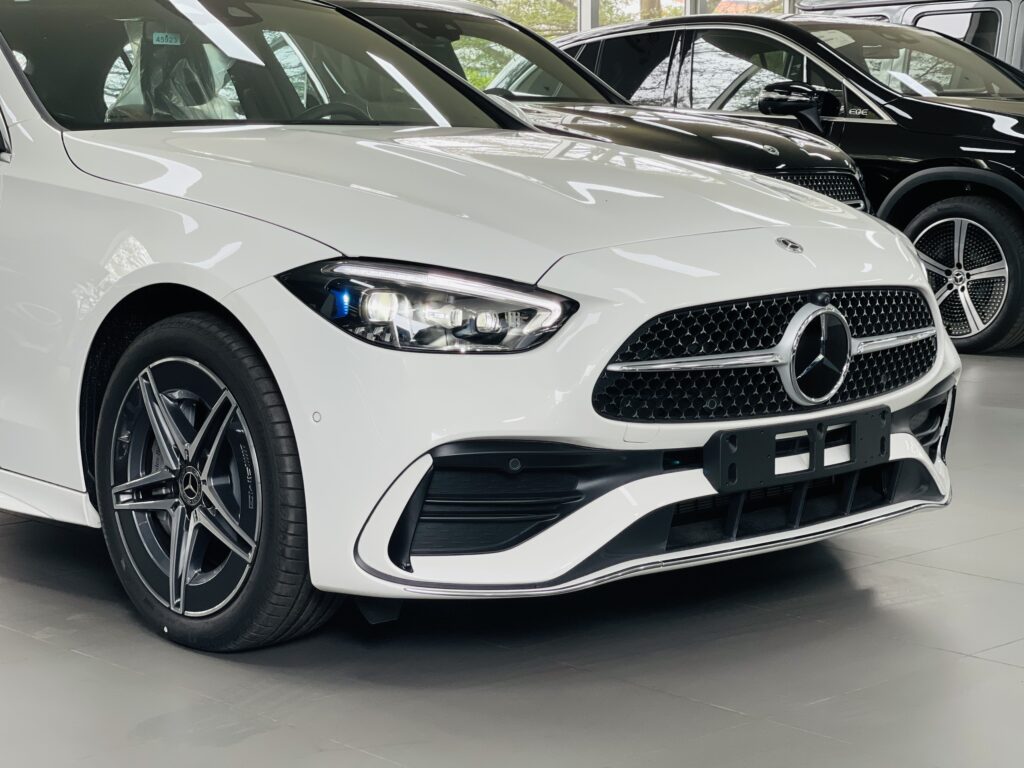 Giá xe Mercedes C300 AMG màu trắng xe Mẹc C300 AMG