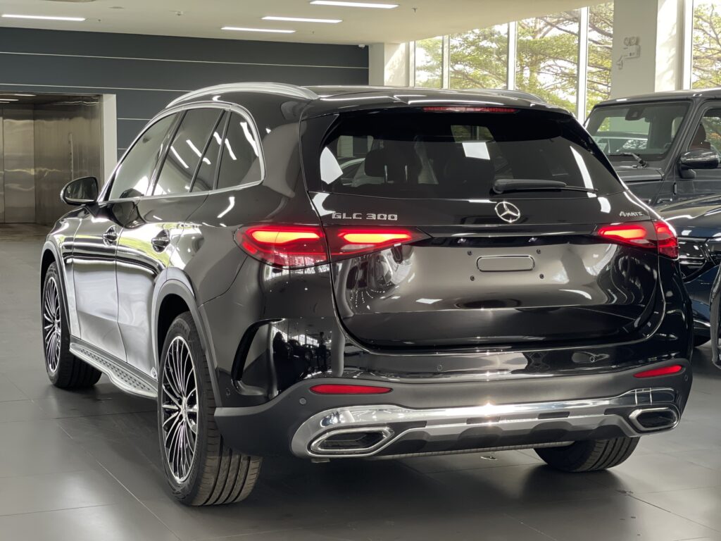 Mercedes GLC 300 4Matic Mau Den Giao Ngay 7