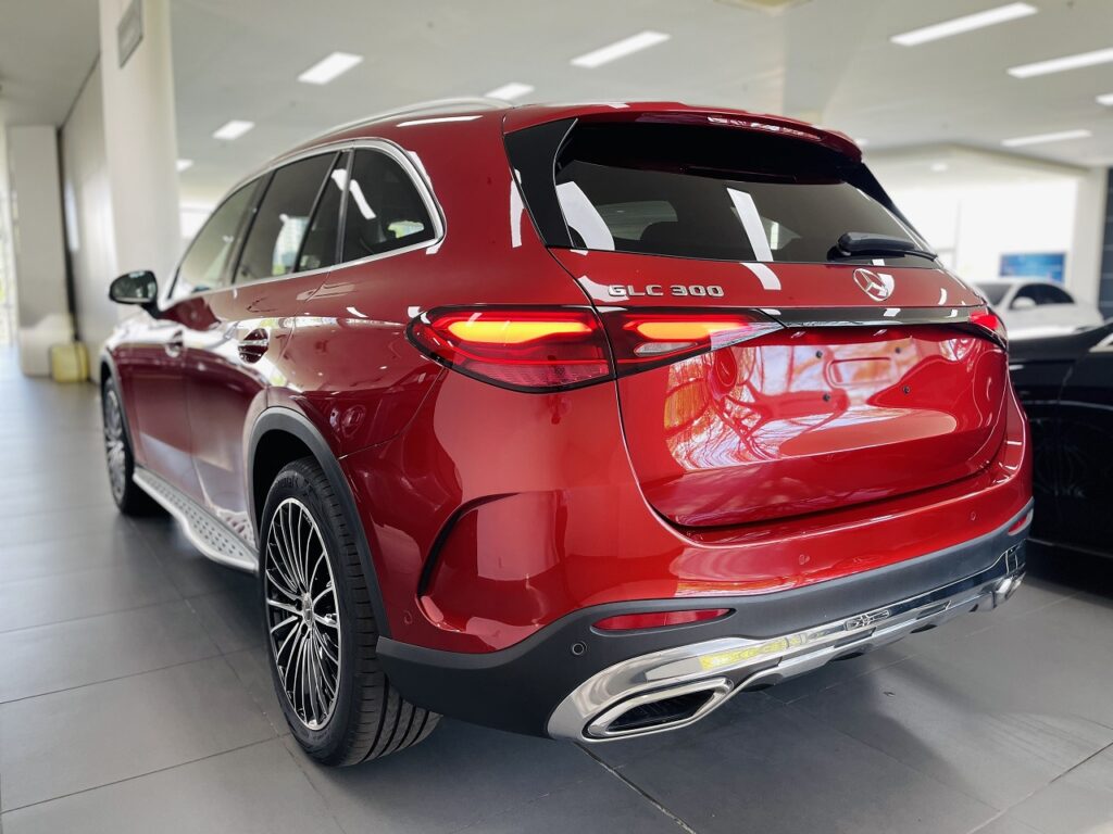 Mercedes GLC 300 màu đỏ giao ngay