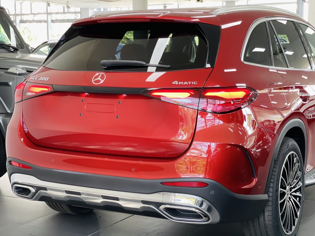 Mercedes GLC 300 màu đỏ giao ngay