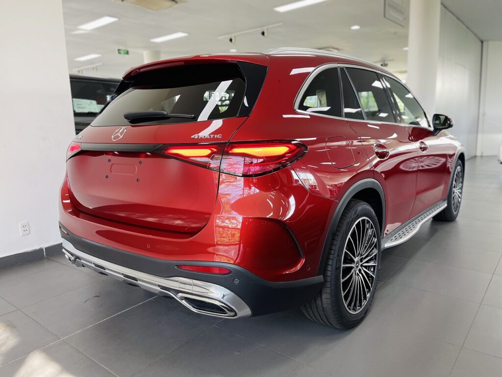 Mercedes GLC 300 màu đỏ giao ngay