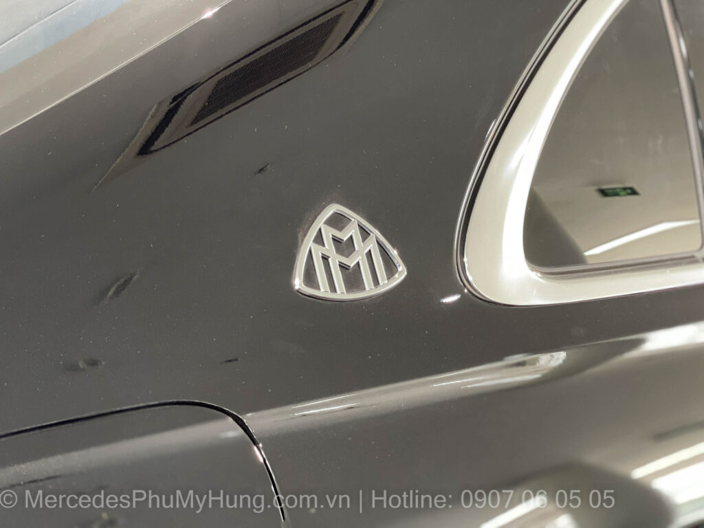 Logo Maybach nằm trên thân xe | Mercedes-Maybach S450