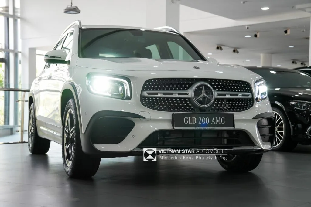 Giá xe Mercedes GLB200 Màu Trắng