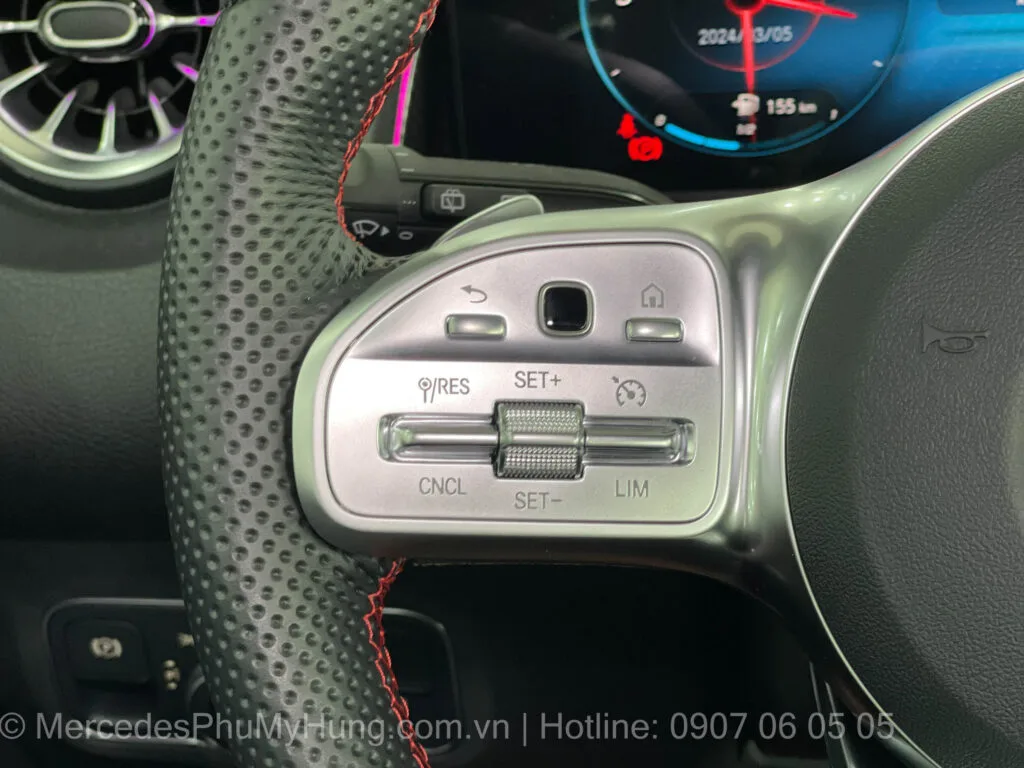 Mercedes GLB 200 AMG Mau Trang 41