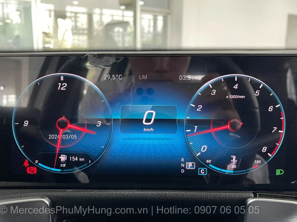 Mercedes GLB 200 AMG Mau Trang 44