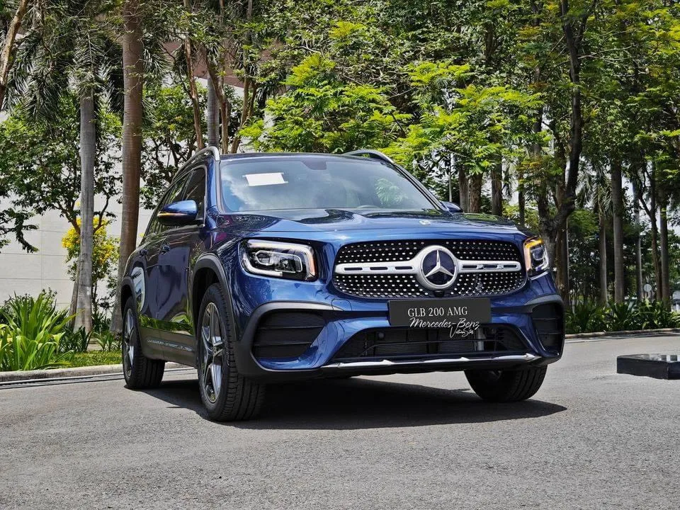 Giá Xe Mercedes GLB200 AMG 2024 và Khuyến Mãi tháng 4