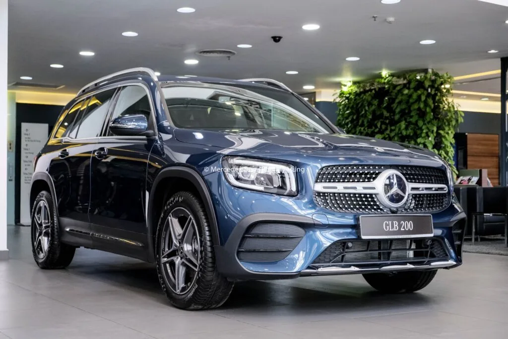 Gia xe Mercedes GLB200 AMG Mau Xanh 8