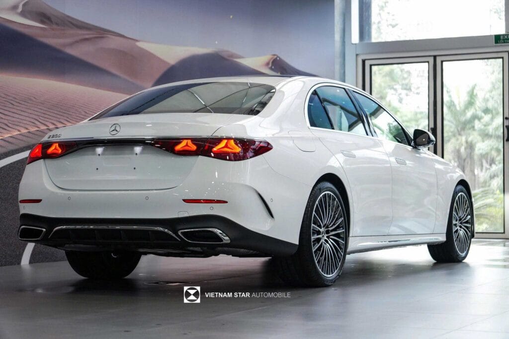 Mercedes-Benz E300 AMG Màu Trắng