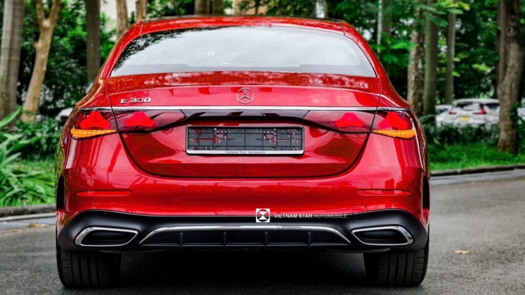 Mercedes-Benz E300 Màu Đỏ