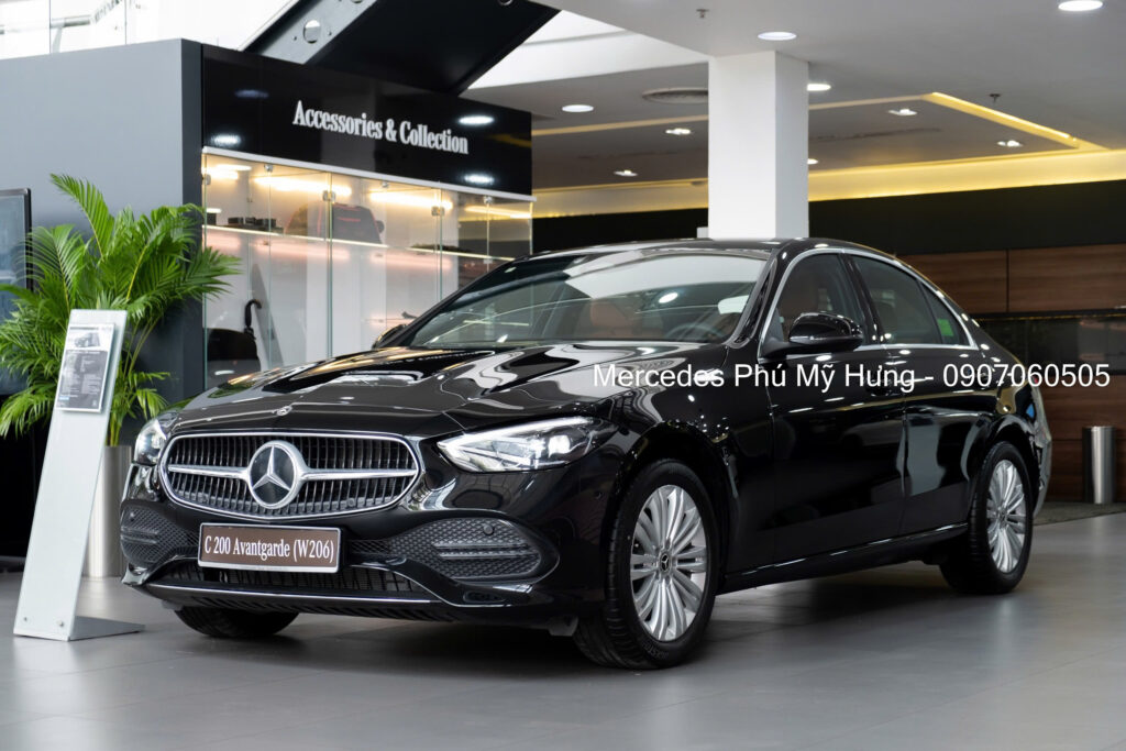 Mercedes C200 Màu Đen Tại Mercedes Phú Mỹ Hưng