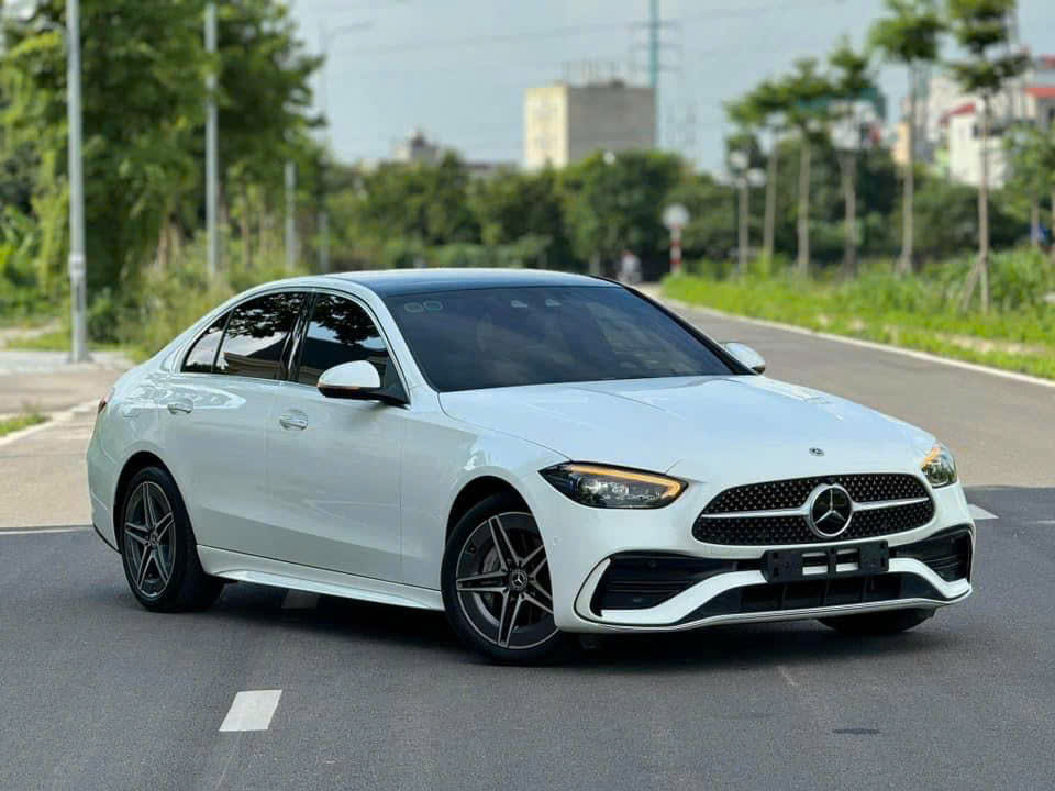 Mercedes C300 Lăn Bánh Tại Mercedes Quận 6