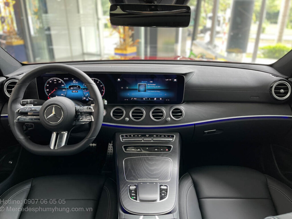 Mercedes E300 Màu Đỏ Nội Thất Đen