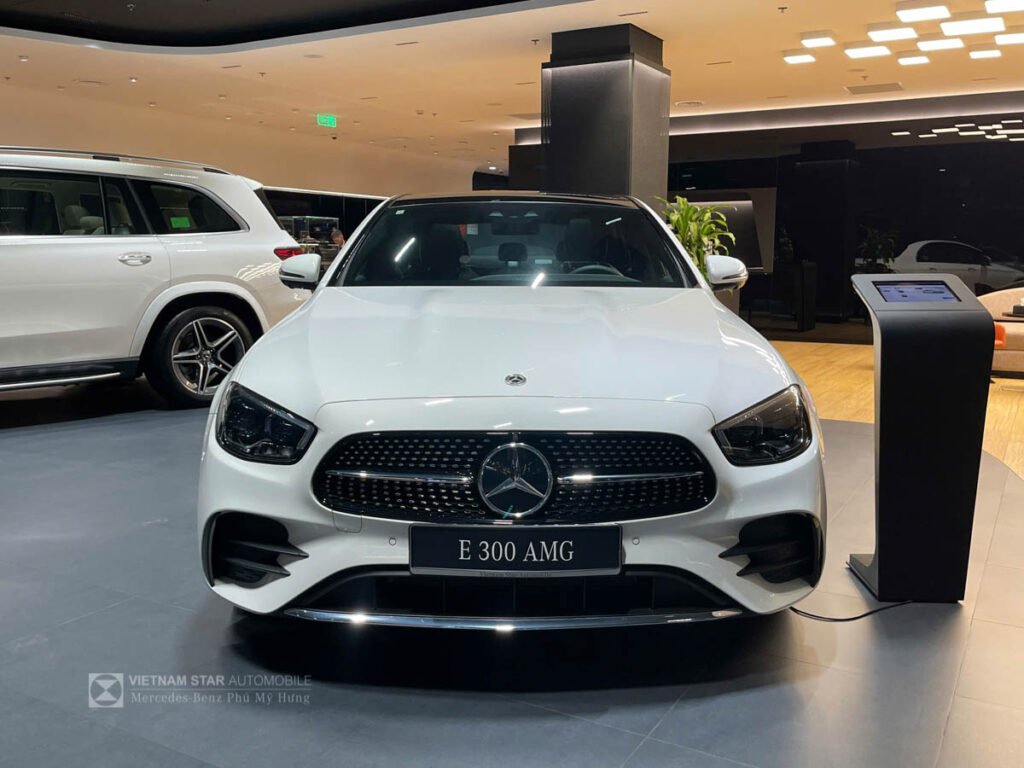 Mercedes E300 tại Tân Phú - Sedan 5 Chỗ Hạng Sang Giá 3 Tỷ Mercedes E300 Tai Tan Phu 1