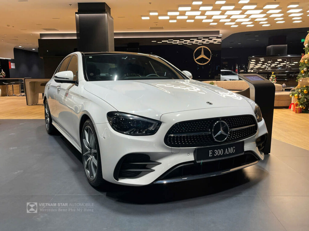 Mercedes E300 tại Tân Phú - Sedan 5 Chỗ Hạng Sang Giá 3 Tỷ Mercedes E300 Tai Tan Phu 2