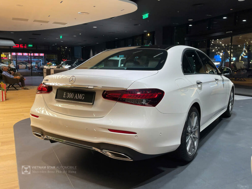 Mercedes E300 tại Tân Phú - Sedan 5 Chỗ Hạng Sang Giá 3 Tỷ Mercedes E300 Tai Tan Phu 3