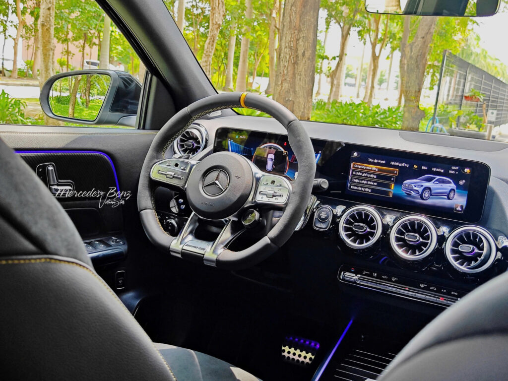 Mercedes-AMG GLA 45 S 4Matic+ Vô-lăng Mercedes-AMG GLA 45 S 4Matic+ Gồm Các Nút AMG Đặc Trưng