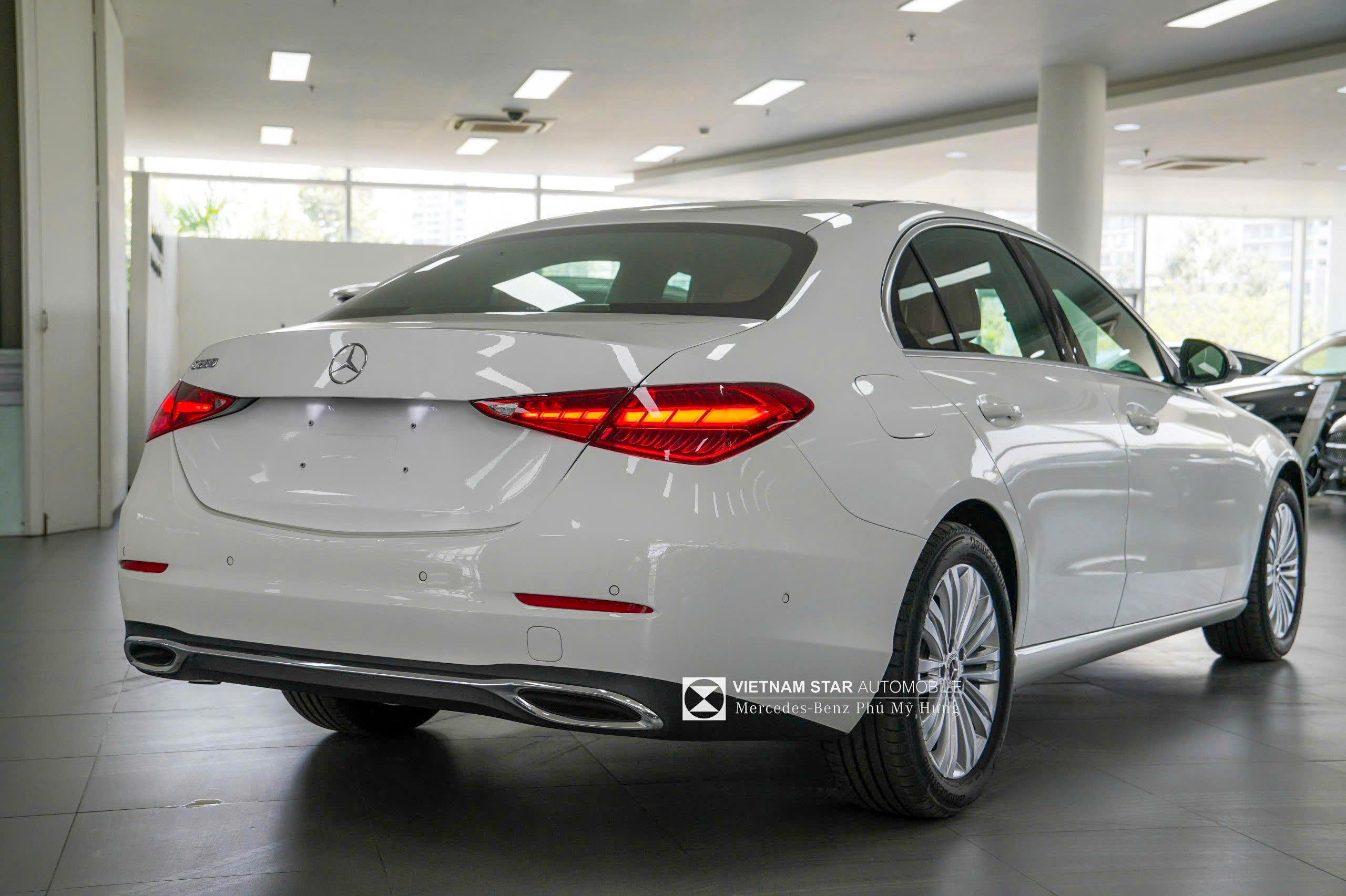 Mercedes-Benz C 200 Avantgarde Đuôi xe C 200 Avantgarde - Thể Thao Với Đèn Hậu LED