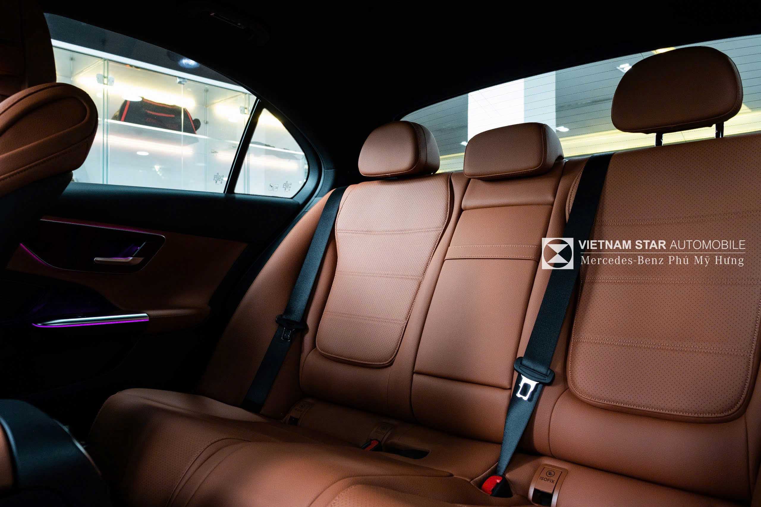 Mercedes-Benz C 200 Avantgarde Mercedes-Benz C 200 Avantgarde Khoang Sau – Thoải Mái Cho Những Chuyến Đi Dài