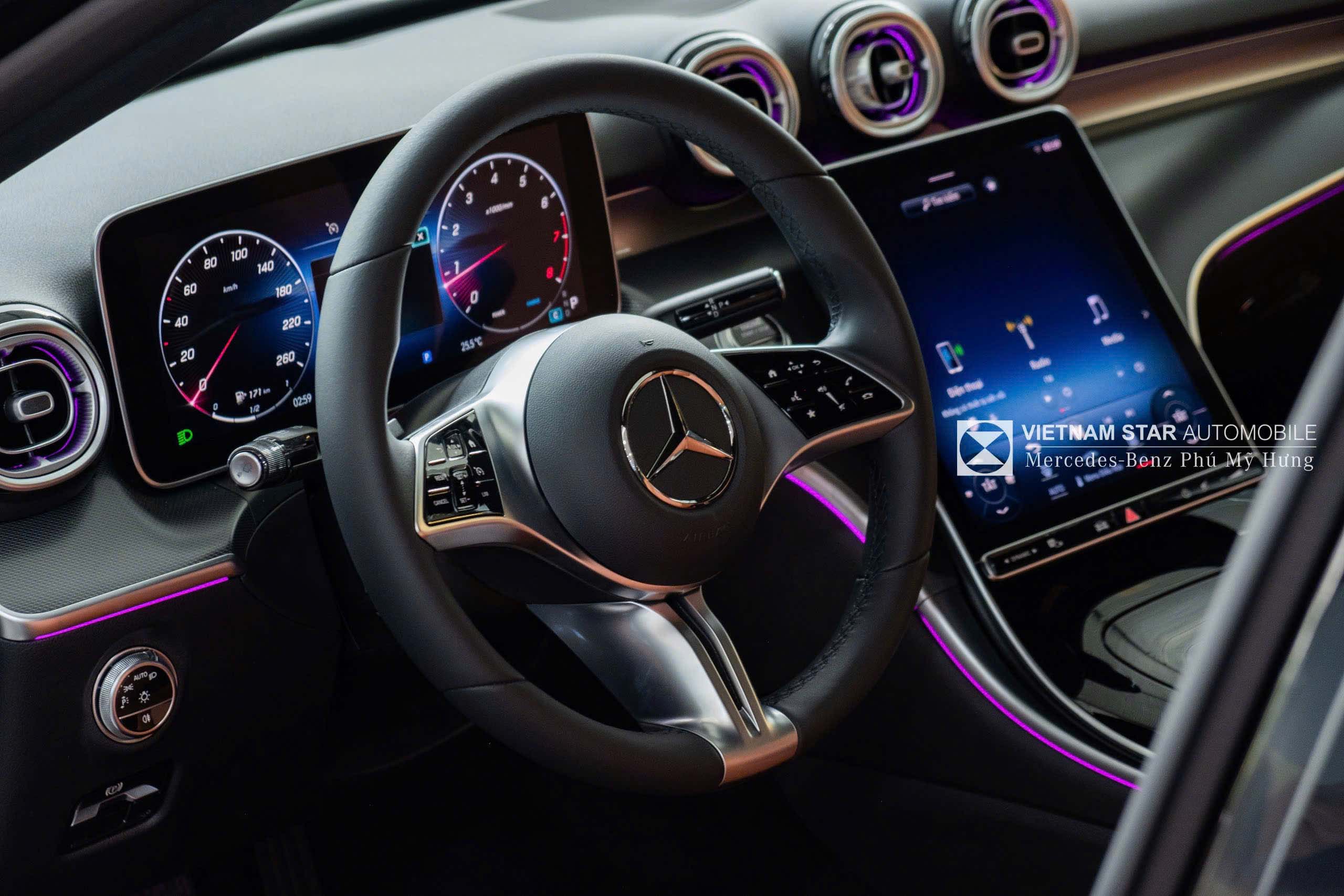 Mercedes-Benz C 200 Avantgarde Phía Sau Vô-Lăng Mercedes-Benz C 200 Avantgarde