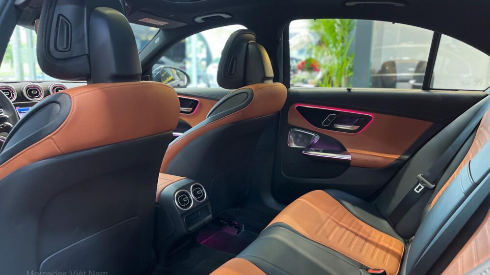 Mercedes-Benz C300 AMG Hàng Ghế Sau Rộng Rãi và Thoải Mái
