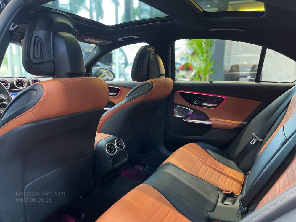 Mercedes-Benz C300 AMG Hàng Ghế Sau Rộng Rãi và Thoải Mái