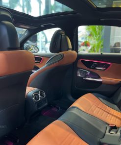 Mercedes-Benz C300 AMG Hàng Ghế Sau Rộng Rãi và Thoải Mái