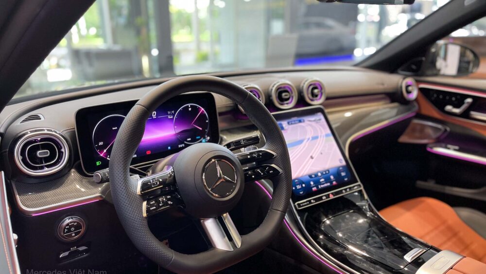Mercedes-Benz C300 AMG Trang Bị Nhiều Công Nghệ Tiên Tiến