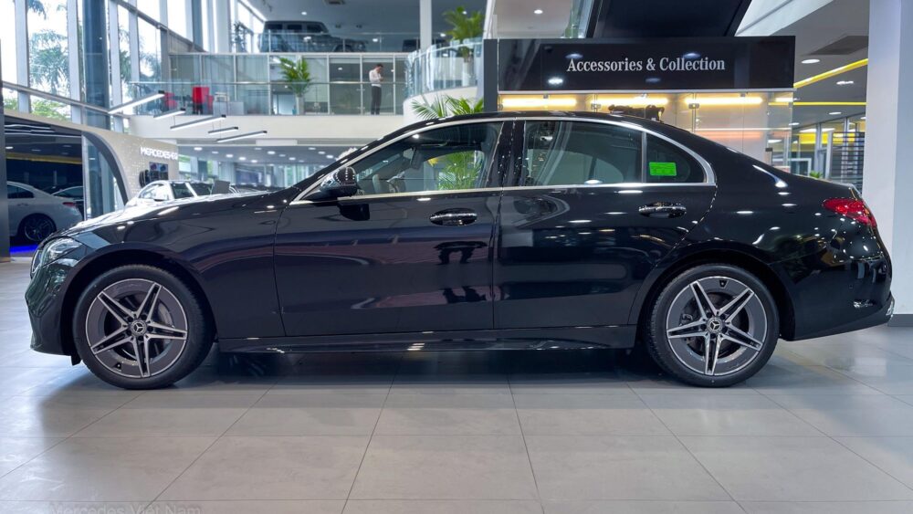 Thân Xe Mercedes-Benz C300 AMG Trang bị âm 18-inch AMG 5 chấu kết hợp lốp Run-flat