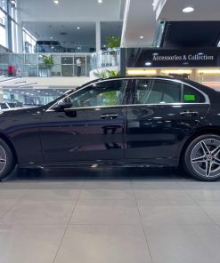 Thân Xe Mercedes-Benz C300 AMG Trang bị âm 18-inch AMG 5 chấu kết hợp lốp Run-flat