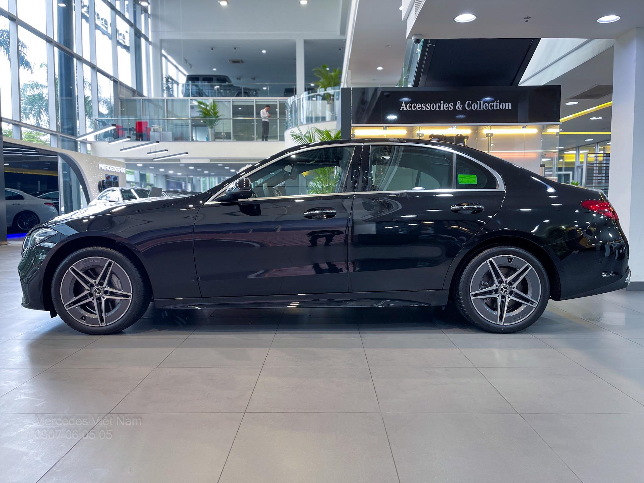 Mercedes-Benz C300 AMG Thân Xe Mercedes-Benz C300 AMG Trang bị âm 18-inch AMG 5 chấu kết hợp lốp Run-flat