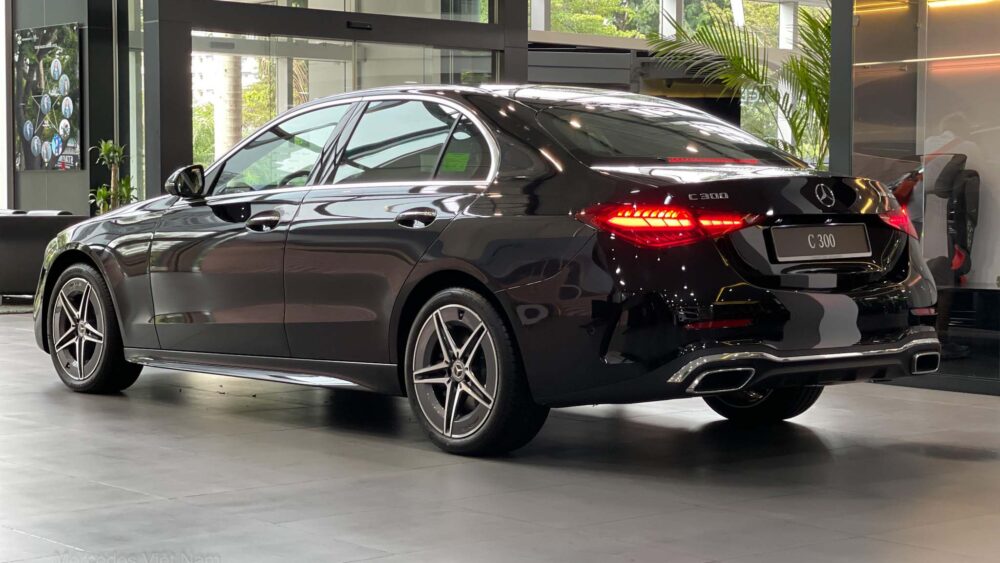 Đuôi Xe Mercedes-Benz C300 AMG Màu Đen Quyến Rủ