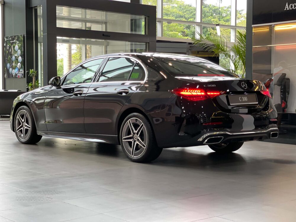 Đuôi Xe Mercedes-Benz C300 AMG Màu Đen Quyến Rủ
