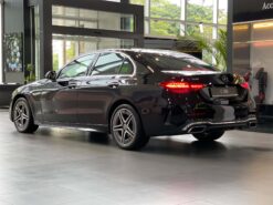 Mercedes-Benz C300 AMG Đuôi Xe Mercedes-Benz C300 AMG Màu Đen Quyến Rủ