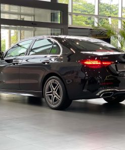 Đuôi Xe Mercedes-Benz C300 AMG Màu Đen Quyến Rủ