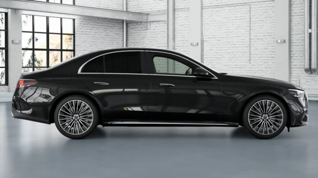 Mercedes-Benz E300 AMG Màu Đen Lăn Bánh Việt Nam