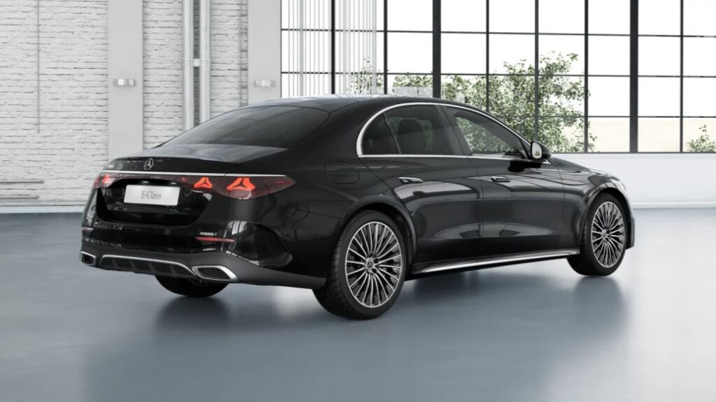 Mercedes-Benz E300 AMG 2026 Lăn Bánh Việt Nam