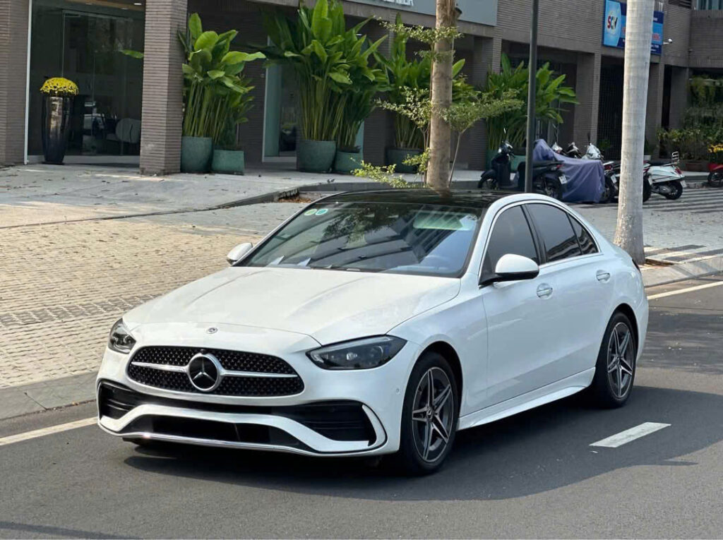 Mercedes C Class trang sang trong di chuyen tren duong pho Ha Noi