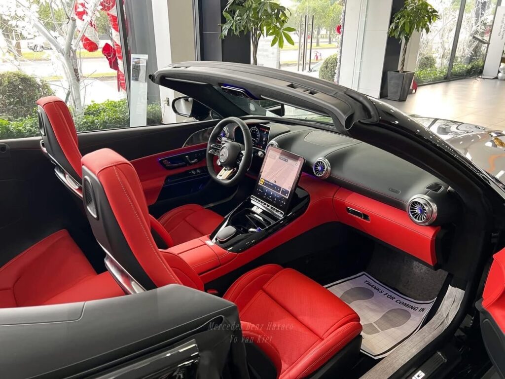 Mercedes-AMG SL 43 Màu Đen Nội Thất Đỏ