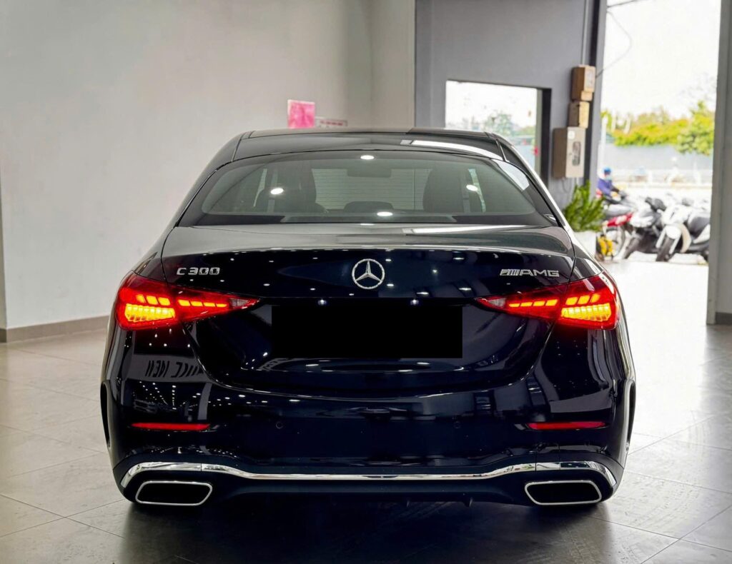 Đuôi Xe Mercedes C300 AMG Màu Đen