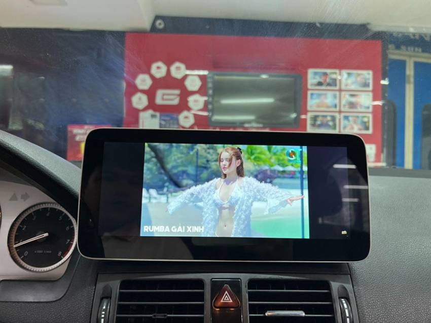 cC3A1ch nghe nhE1BAA1c mp4 trC3AAn mercedes c250 2009 3