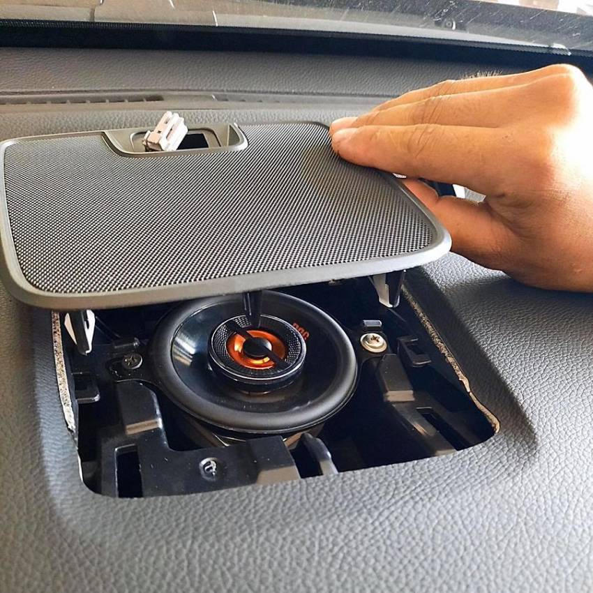 cC3A1ch nghe nhE1BAA1c mp4 trC3AAn mercedes c250 2009 32