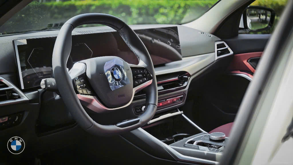 BMW 320i 2025 - Giá Lăn Bánh, Đánh Giá & Ưu Đãi Mới Nhất BMW 320i 2025 Trang Bị Vô Lăng D-Cut