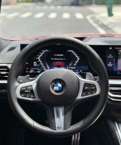 Nội thất BMW 320i M Sport 2025 với vô-lăng M và BMW Curved Display