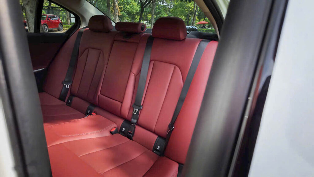 BMW 320i Sport Line LCI Nội thất BMW 320i Sport Line 2025 với BMW Curved Display hiện đại
