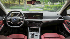 Nội thất BMW 320i Sport Line 2025 với BMW Curved Display hiện đại