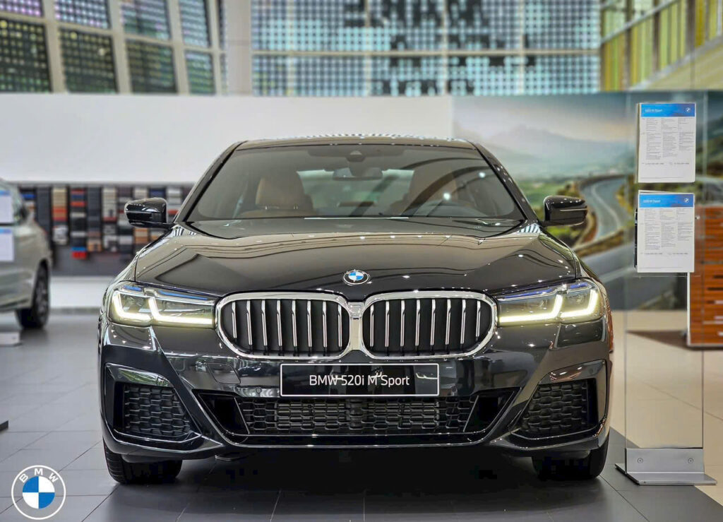 BMW 520i 2025: Giá Xe, Thông Số Kỹ Thuật, Đánh Giá Sedan Hạng Sang BMW 520i 2025 với lưới tản nhiệt Iconic Glow và đèn pha LED