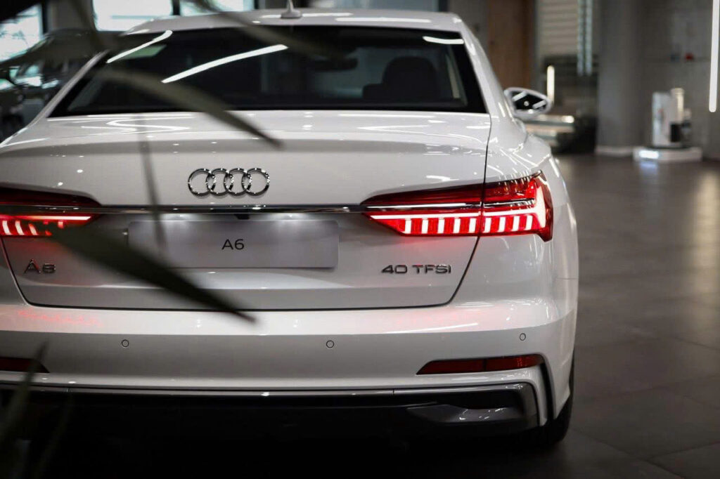 Audi A6 Sedan Đuôi xe A6 được thiết kế vuốt cong mềm mại