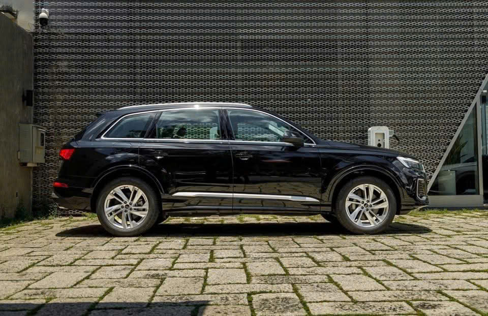 Audi Q7 Thân Xe Audi Q7 với các đường dập nổi tinh tế