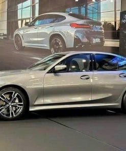 Thân Xe BMW 330i M Sport Mạnh Mẽ Với Các Đường Gâm Dập Nổi